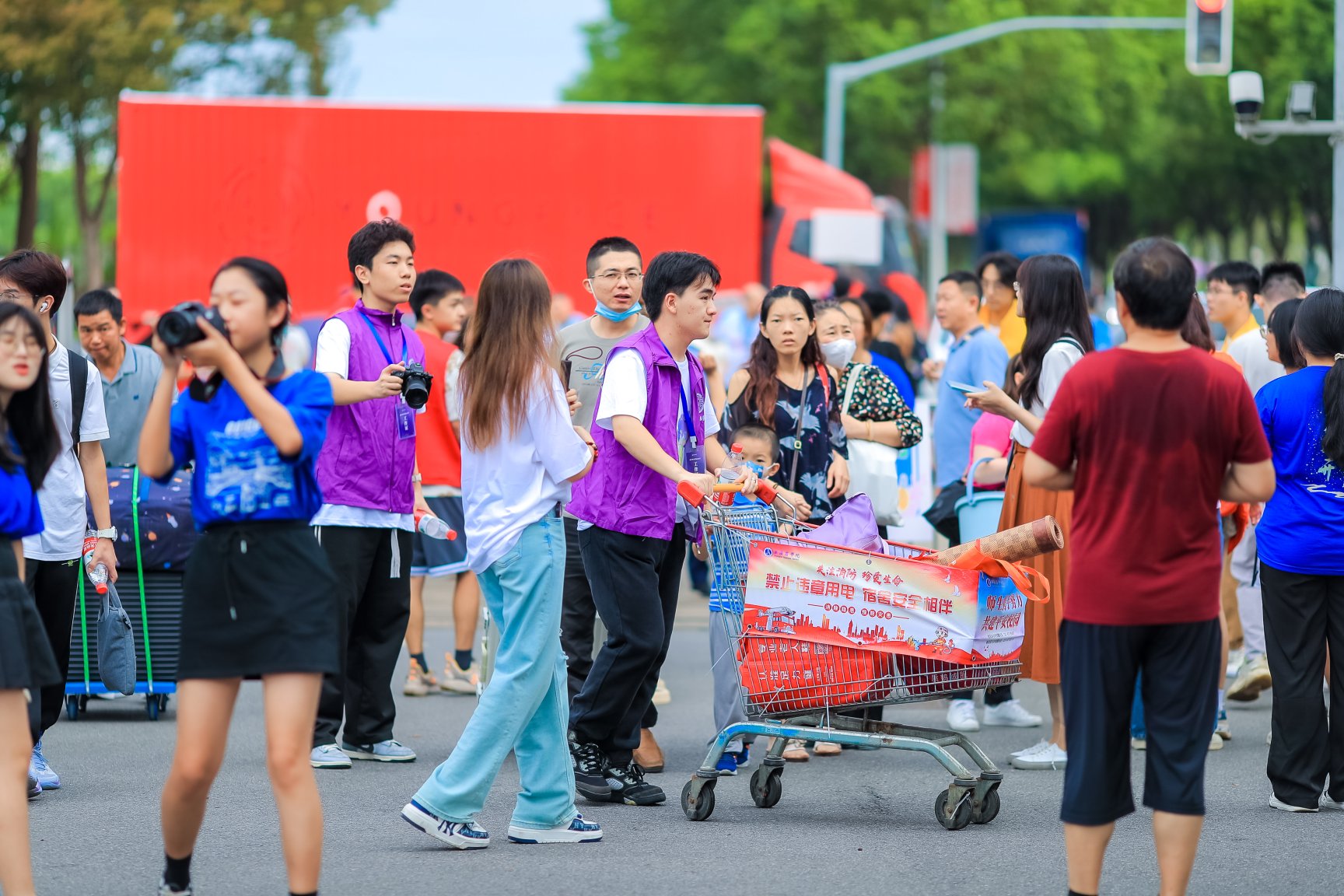 图为志愿者帮助新生搬运行李 图为志愿者帮助新生搬运行李