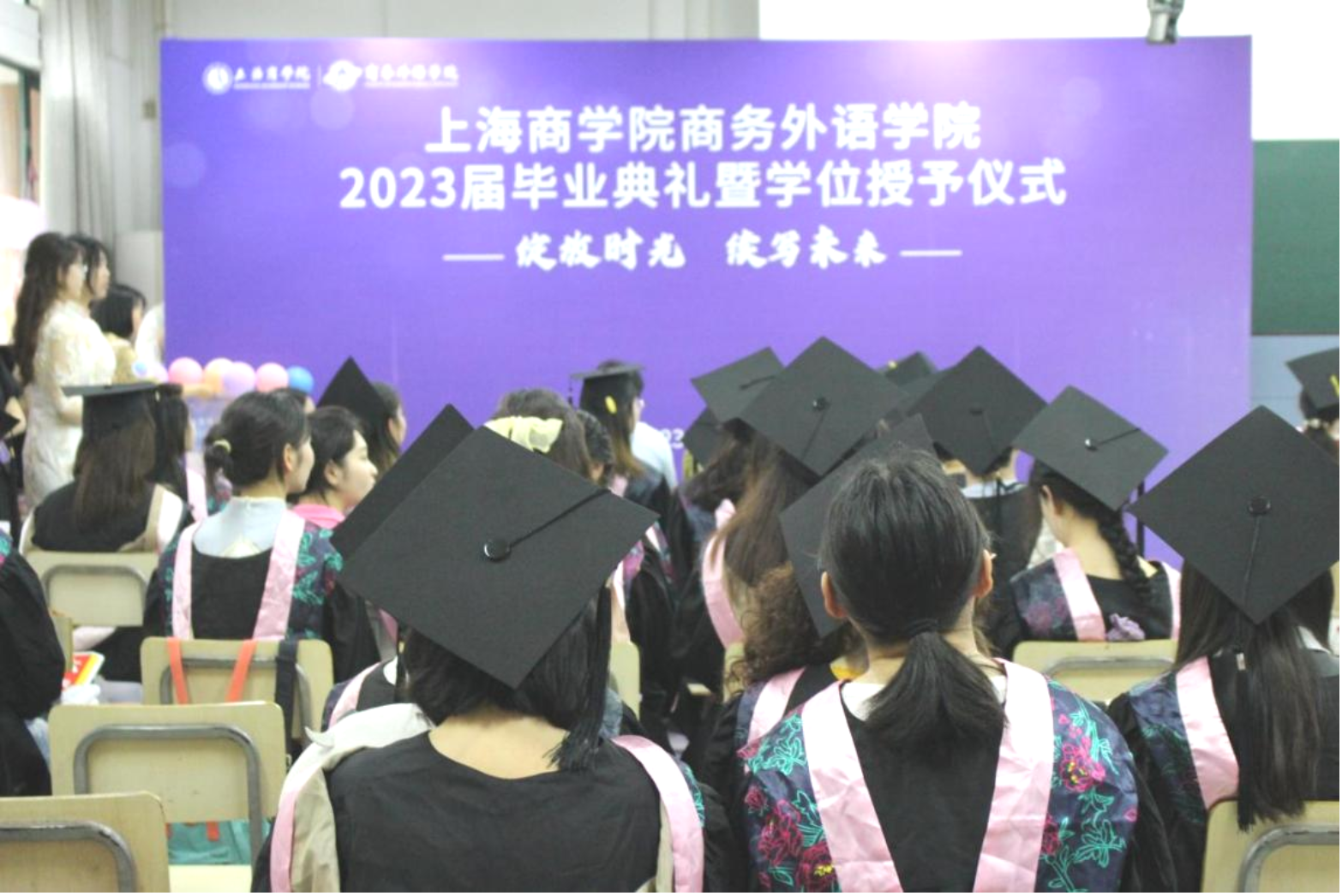 图为毕业典礼现场 图为毕业典礼现场