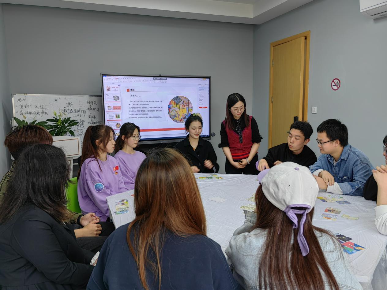 图为活动现场 图为活动现场