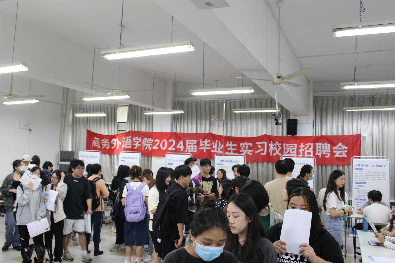 图为招聘会现场 图为招聘会现场