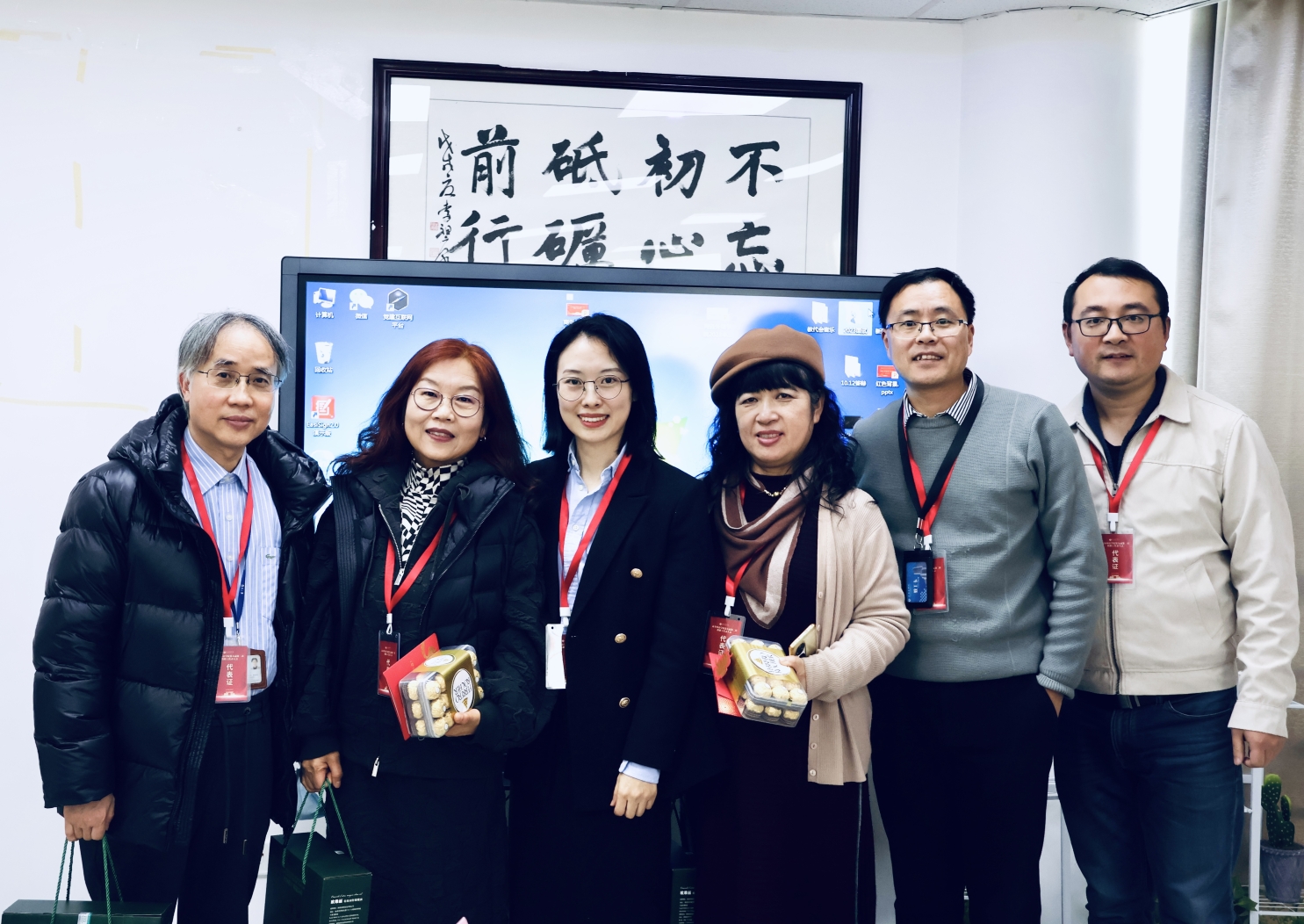图为学院领导慰问教职工 图为学院领导慰问教职工