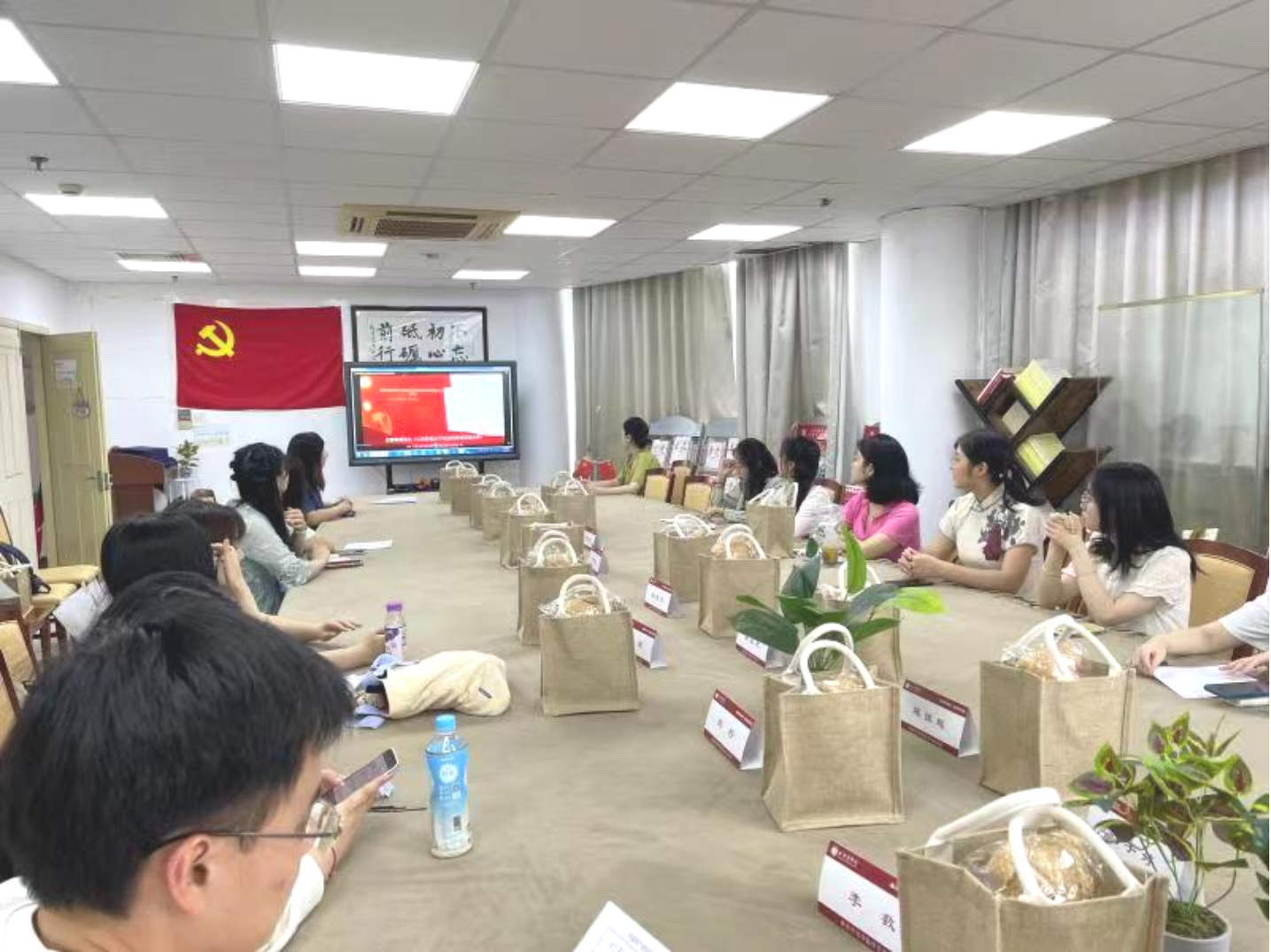 图为活动现场 图为活动现场