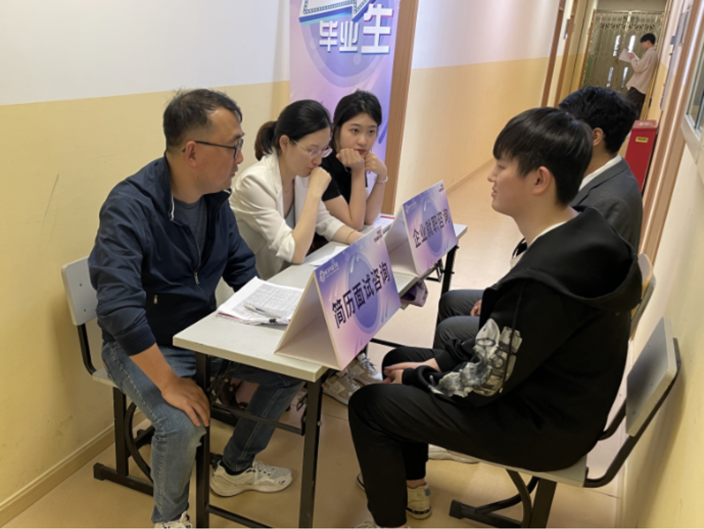 图为活动现场 图为活动现场