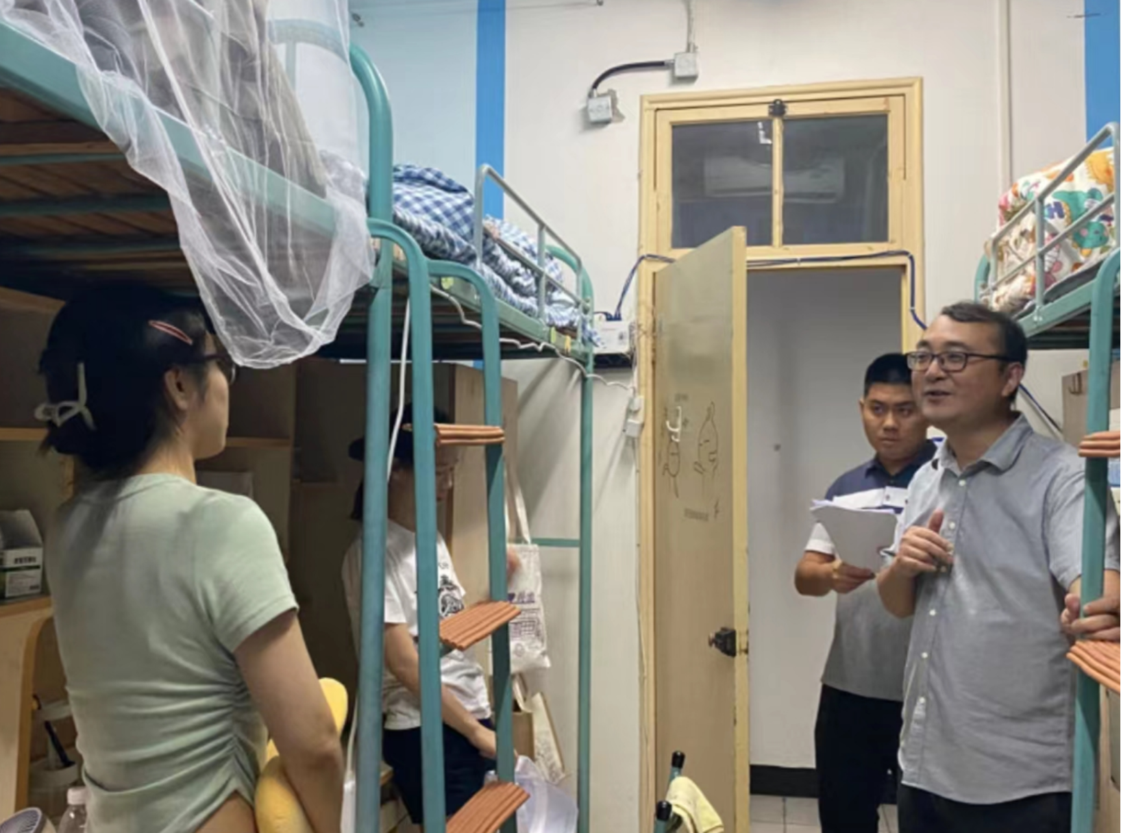 图为学工老师走访新生寝室 图为学工老师走访新生寝室