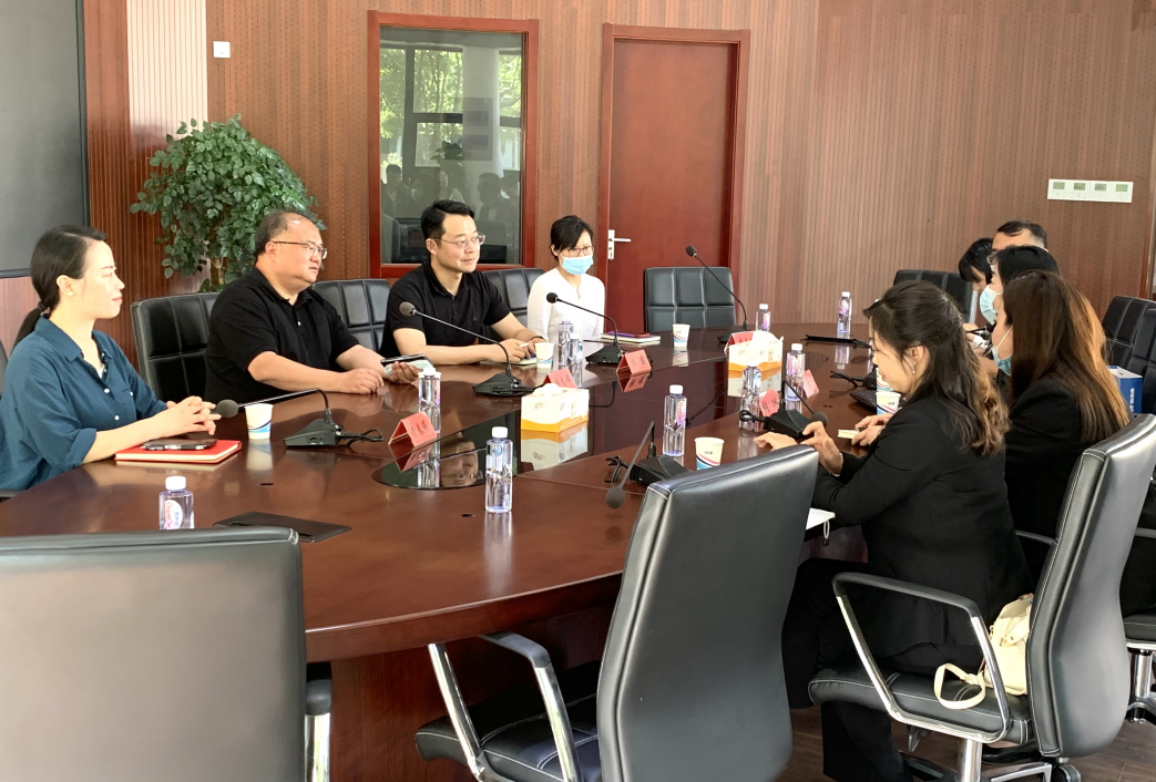 图为座谈现场 图为座谈现场
