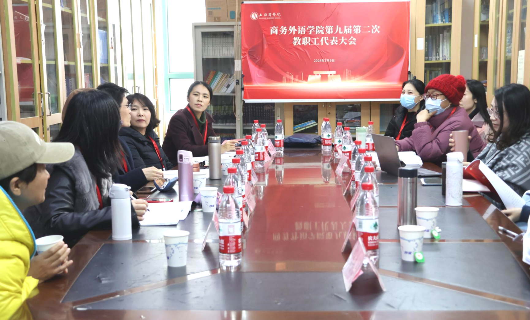 图为分组讨论现场 图为分组讨论现场